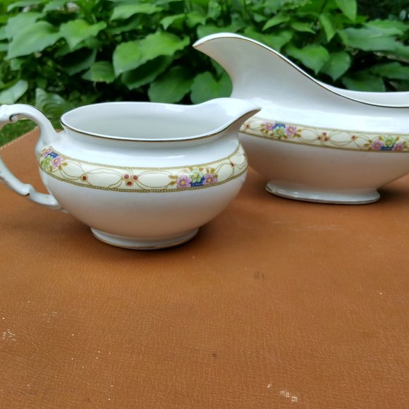 Antique Johnson Bros. England Gravy Boat and Creamer, Floral pattern - Picture 4 of 6
